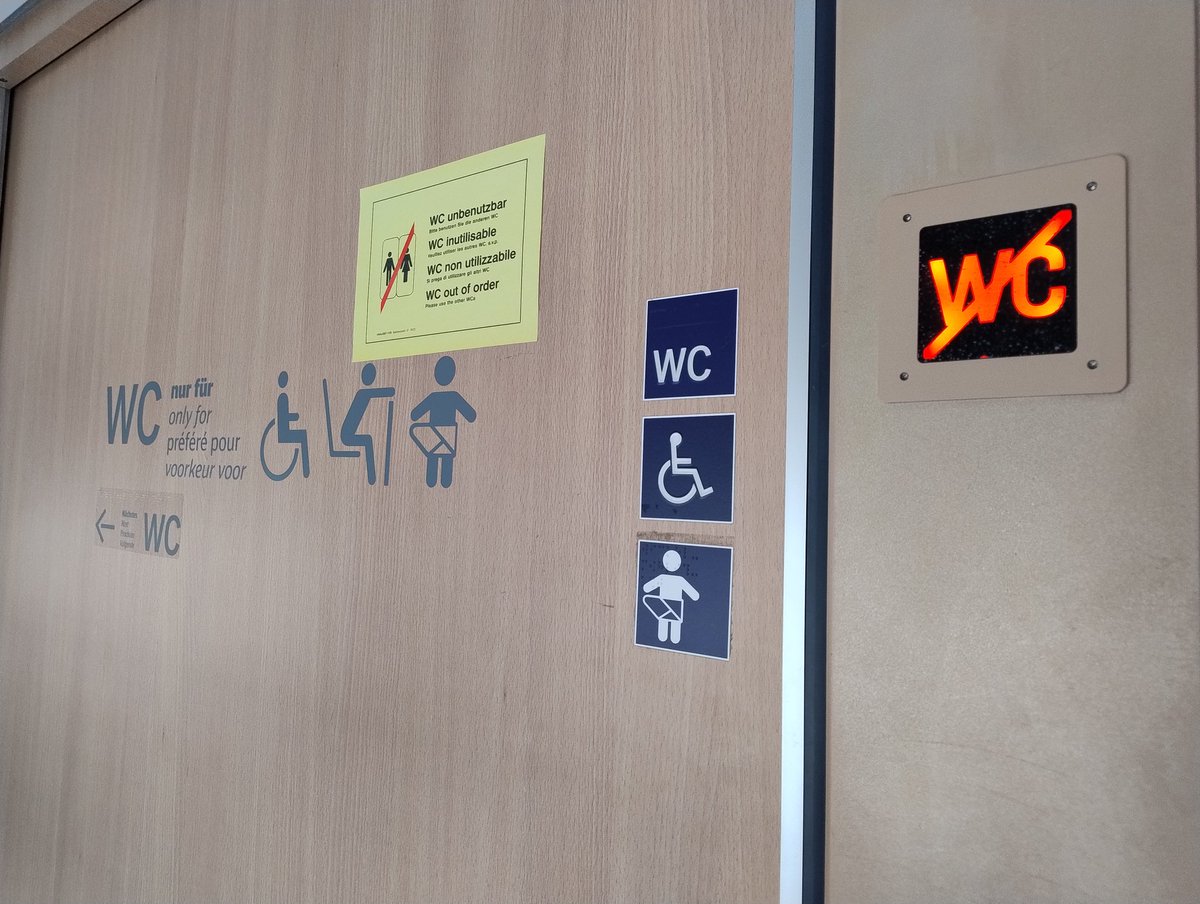 bahnfueralle's tweet photo. Auf dem Weg zur "Mobilität erleben" Veranstaltung haben wir (wieder einmal) eine Begegnung mit einem kaputten Universal WC (dem Einzigen im ganzen Zug!). #DBME @DB_Bahn 🚄🦽🚀 https://t.co/AUgWjfUq5r