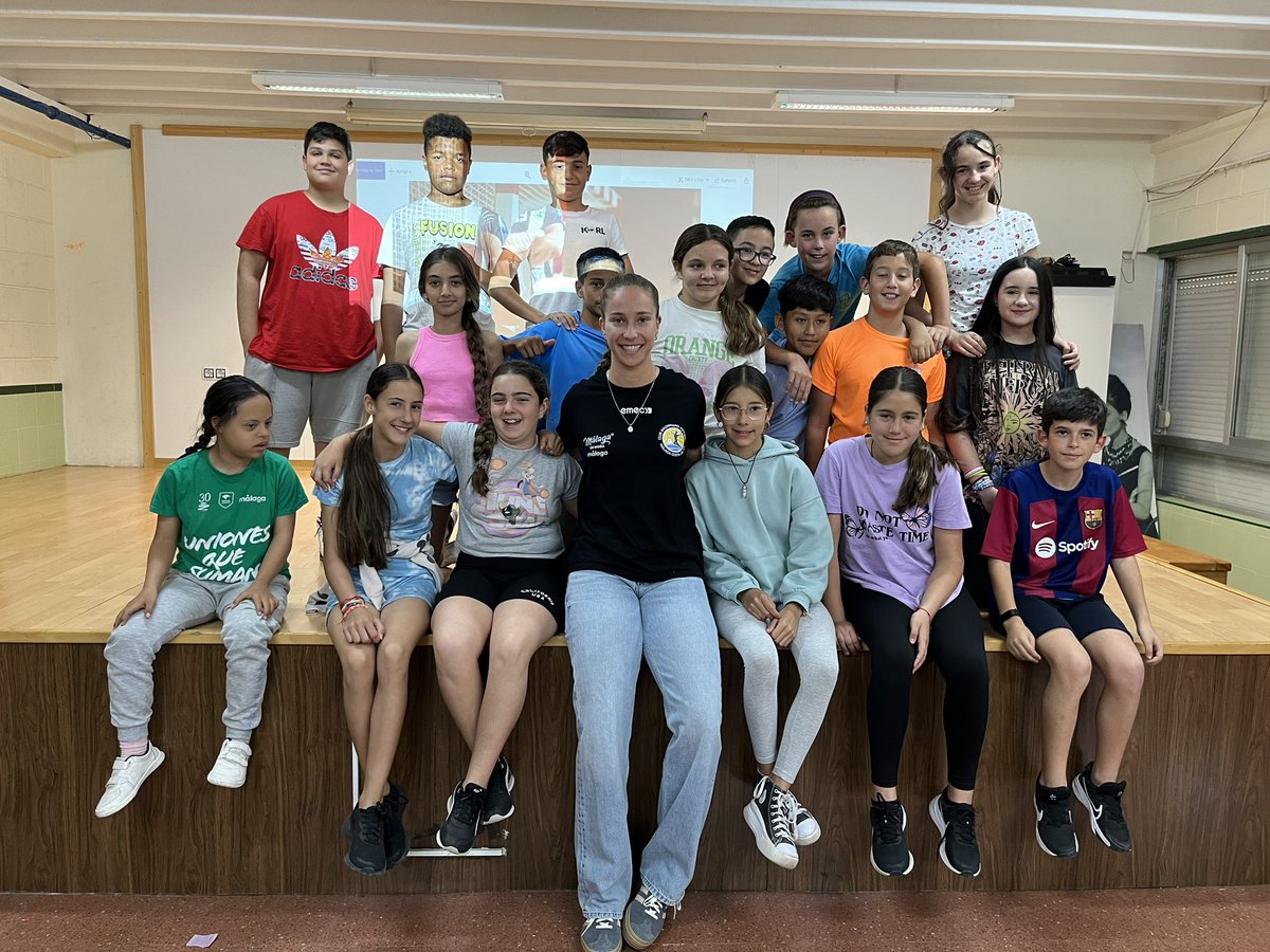 Patricia Lima, jugadora del @BMMalagaCosta, hablando sobre deporte y nutrición en el CEIP Manolo Carbayo 🥅🤾‍♀️ Este encuentro forma parte del Programa de Salud del Área de Deporte del @malaga ¡Gracias por tu charla, @patricialima_19 ! 😊