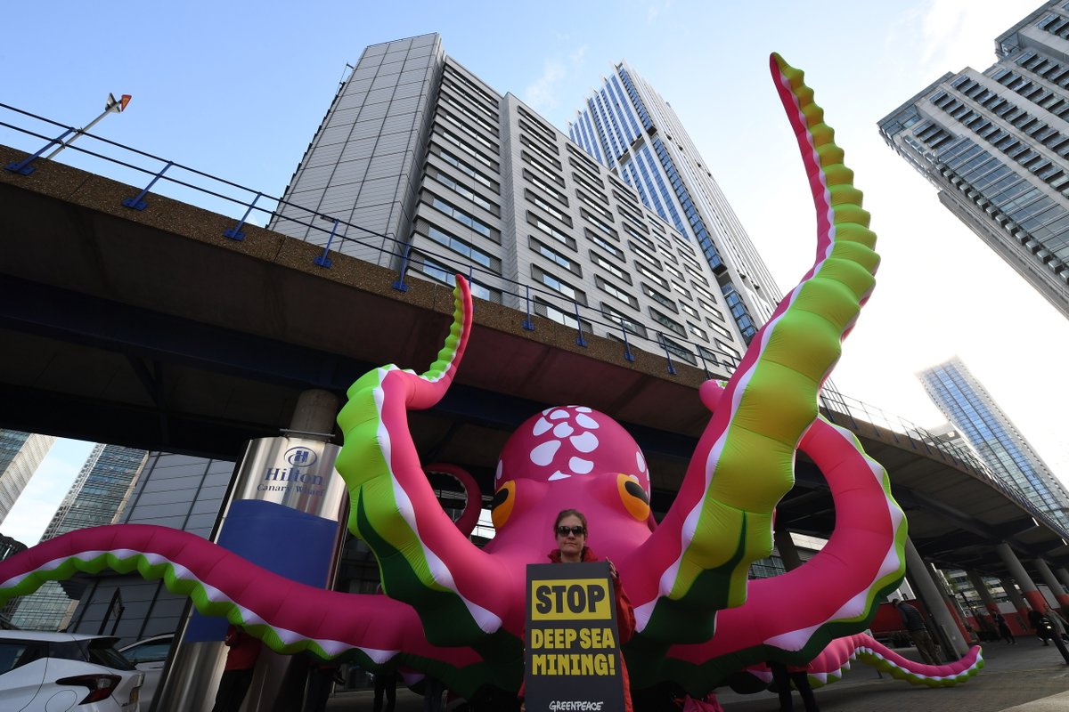 What on earth is this giant pink octopus doing in the middle of London?!🐙 The secretive deep sea mining industry likes to operate out of sight but we’re making that a little harder for them by crashing their conference with our eight legged friend. SURPRISE! We can’t save the