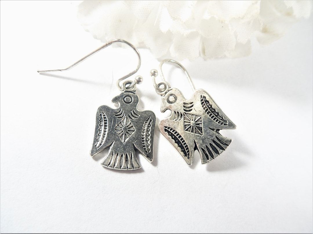 These thunderbird earrings represent power, protection, and strength. buff.ly/3vUJL07 #salejewelry #NewMexico #etsyshop #shopsmall #wiseshopper #nativeamerican #tribal