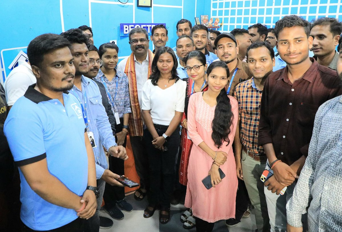 homvery's tweet photo. Thank you @dpradhanbjp Ji, for recognizing the champion spirit of HOMVERY's skilled workforce. Empowering the youth with future skills is a mission we're passionate about. Your words motivate us to continue making a difference!

@PrahlladMittal @Rajatkar1920 @startupindia https://t.co/4lEZ3jLkdc