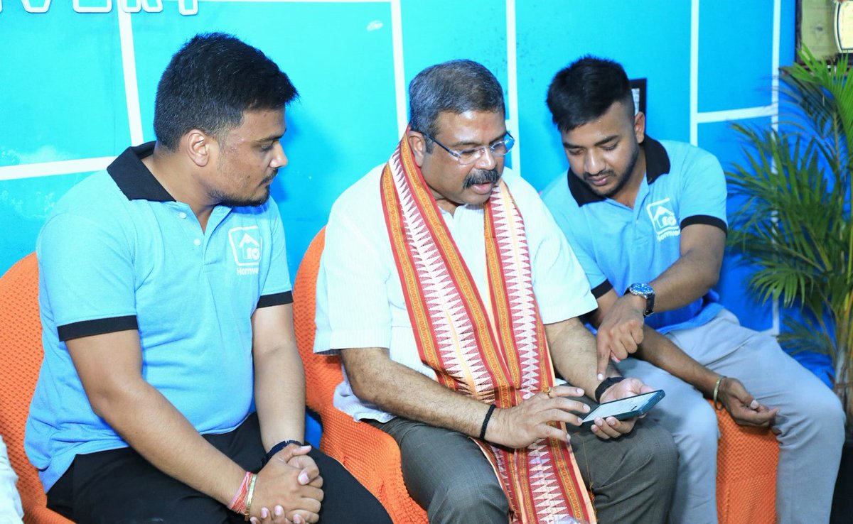 homvery's tweet photo. Thank you @dpradhanbjp Ji, for recognizing the champion spirit of HOMVERY's skilled workforce. Empowering the youth with future skills is a mission we're passionate about. Your words motivate us to continue making a difference!

@PrahlladMittal @Rajatkar1920 @startupindia https://t.co/4lEZ3jLkdc