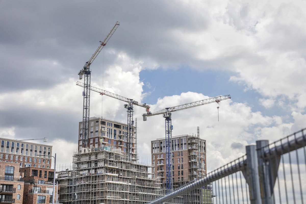 De eerste 100 dagen van de Omgevingswet zijn rustig en stabiel verlopen. Het anders werken moet nu verder vorm krijgen in de praktijk. Mensen weten het omgevingsloket ook goed te vinden. We blijven werken aan de gebruiksvriendelijkheid van de website. rijksoverheid.nl/documenten/kam…