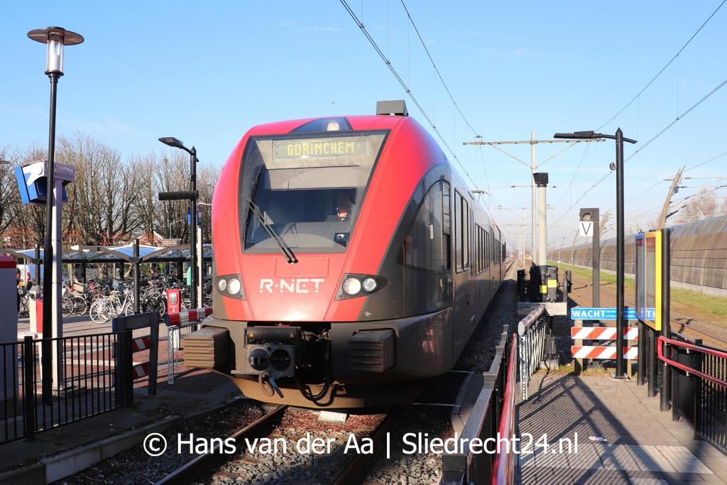 NIEUWS: Ook vervoer Qbuzz staat zaterdagavond drie minuten stil     sliedrecht24.nl/ook-vervoer-qb…  (Archieffoto Hans van der Aa / Sliedrecht24)