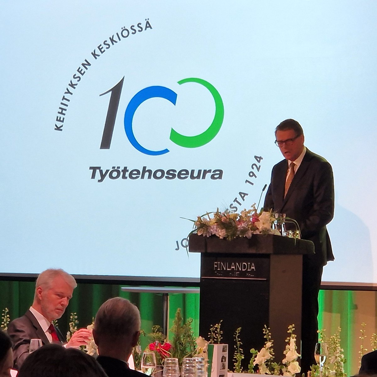 ”Työtehoseuran kantavana periaatteena on kehittää työtä aloilla, joiden varassa monimutkaistuva yhteiskunta pyörii. Perustana ovat tuottavuus ja osaavat yritykset kuljetusalalla, rakentamisessa, työkoneissa, metsässä, pellolla ja kotitalousaloilla" valtuuskunnan pj Matti Vanhanen