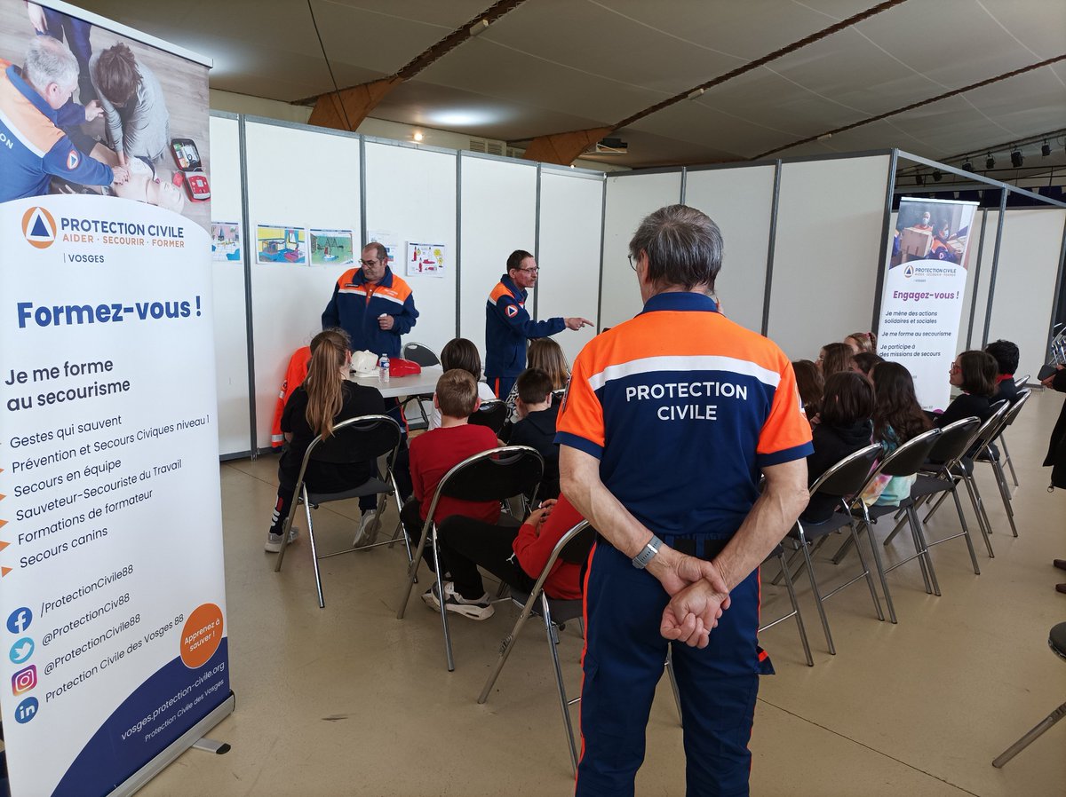 Prefet88's tweet photo. Opération "Apprendre à porter secours" 🩺
➡ La direction générale de la sécurité civile s'attache à sensibiliser nos citoyens aux risques et aux missions des services de secours pour qu'ils deviennent des citoyens informés, acteurs de la sécurité civile. 1/4  @sidpc88 https://t.co/KOk65WTj9M
