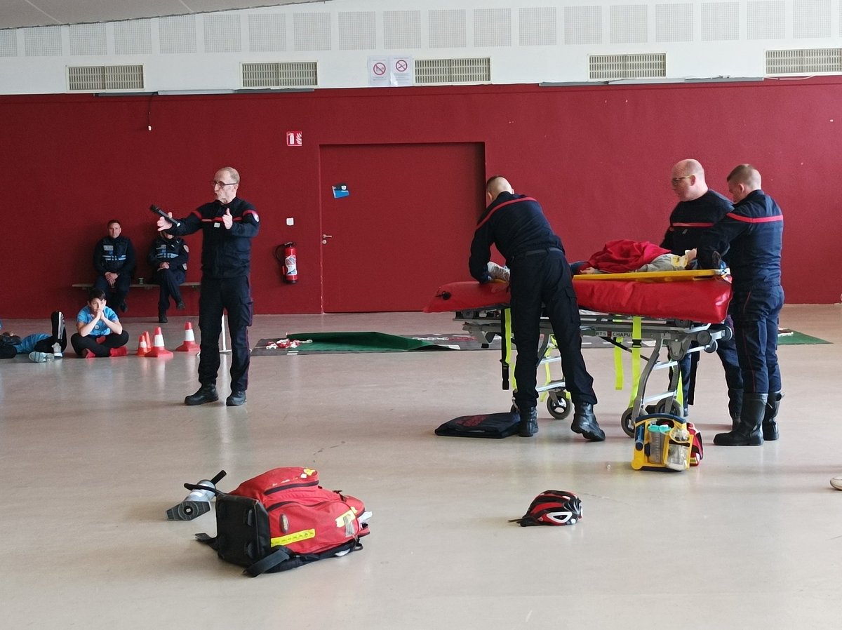 Prefet88's tweet photo. Opération "Apprendre à porter secours" 🩺
➡ La direction générale de la sécurité civile s'attache à sensibiliser nos citoyens aux risques et aux missions des services de secours pour qu'ils deviennent des citoyens informés, acteurs de la sécurité civile. 1/4  @sidpc88 https://t.co/KOk65WTj9M
