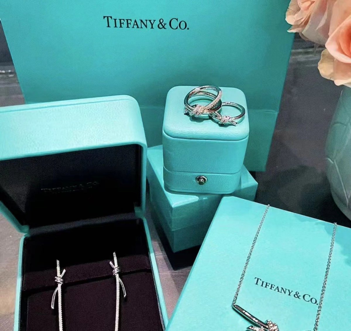 HelloTian36's tweet image. Shopping is a pleasure and we can pick our favorites to our heart's content.