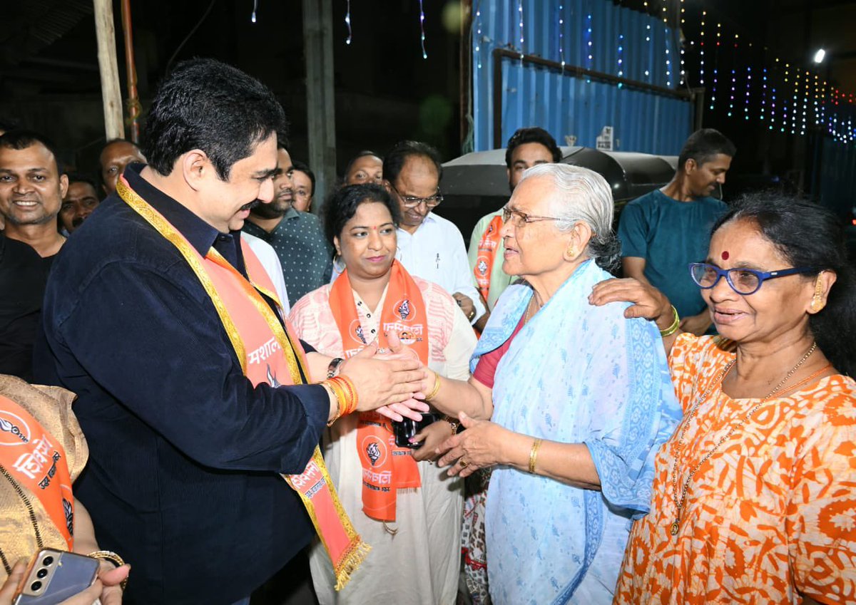 SDPatil_16's tweet photo. आपला भाऊ, आपल्या भेटीला !

ईशान्य मुंबई लोकसभा क्षेत्रातील घाटकोपर पश्चिम येथील नित्यानंद नगर, घाटकोपर पुर्व येथील लक्ष्मीनगर, लक्ष्मीबाग, पटेल चौक, रायगड चौक, विद्याविहार किरोळ गाव मधील नागरिकांशी भेटुन संवाद साधला. यावेळी नागरिकांनी आपले मनोगत व्यक्त केले.

#ShivsenaUBT #AaplaBhau #SanjayDinaPatil #Jansanwad #NorthEastMumbai #loksabhaelection2024 #FlamingTorch #Mashal #Loksabha #India #parliment #MahavikasAghadi