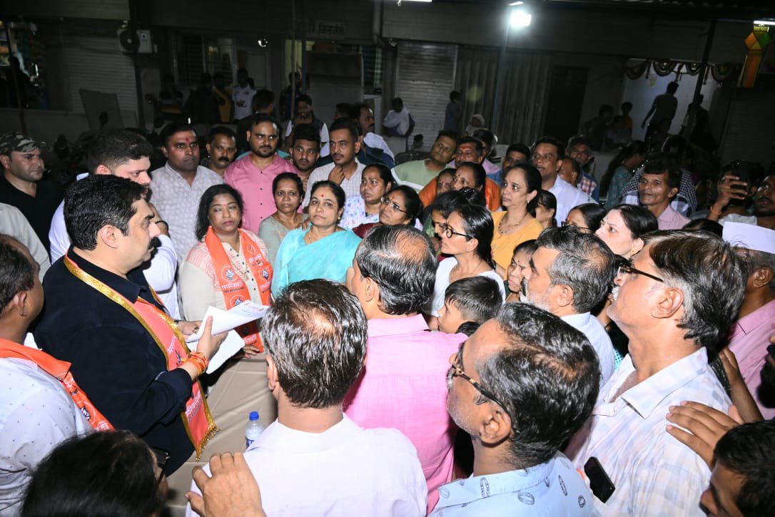 SDPatil_16's tweet photo. आपला भाऊ, आपल्या भेटीला !

ईशान्य मुंबई लोकसभा क्षेत्रातील घाटकोपर पश्चिम येथील नित्यानंद नगर, घाटकोपर पुर्व येथील लक्ष्मीनगर, लक्ष्मीबाग, पटेल चौक, रायगड चौक, विद्याविहार किरोळ गाव मधील नागरिकांशी भेटुन संवाद साधला. यावेळी नागरिकांनी आपले मनोगत व्यक्त केले.

#ShivsenaUBT #AaplaBhau #SanjayDinaPatil #Jansanwad #NorthEastMumbai #loksabhaelection2024 #FlamingTorch #Mashal #Loksabha #India #parliment #MahavikasAghadi