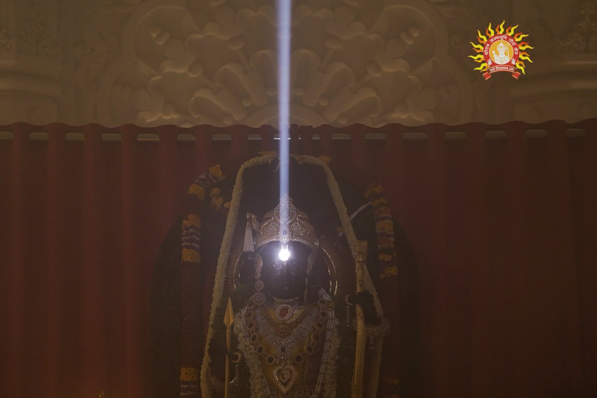 असुर नाग खग नर मुनि देवा।
आइ करहिं रघुनायक सेवा।।
जन्म महोत्सव रचहिं सुजाना।
करहिं राम कल कीरति गाना।।

असुर-नाग, पक्षी, मनुष्य, मुनि और देवता सब अयोध्या में आकर रघुनाथ जी की सेवा करते हैं। विद्वान जन प्रभु के जन्म का महोत्सव मनाते हैं और श्री राम की सुंदर कीर्ति का गान करते हैं।