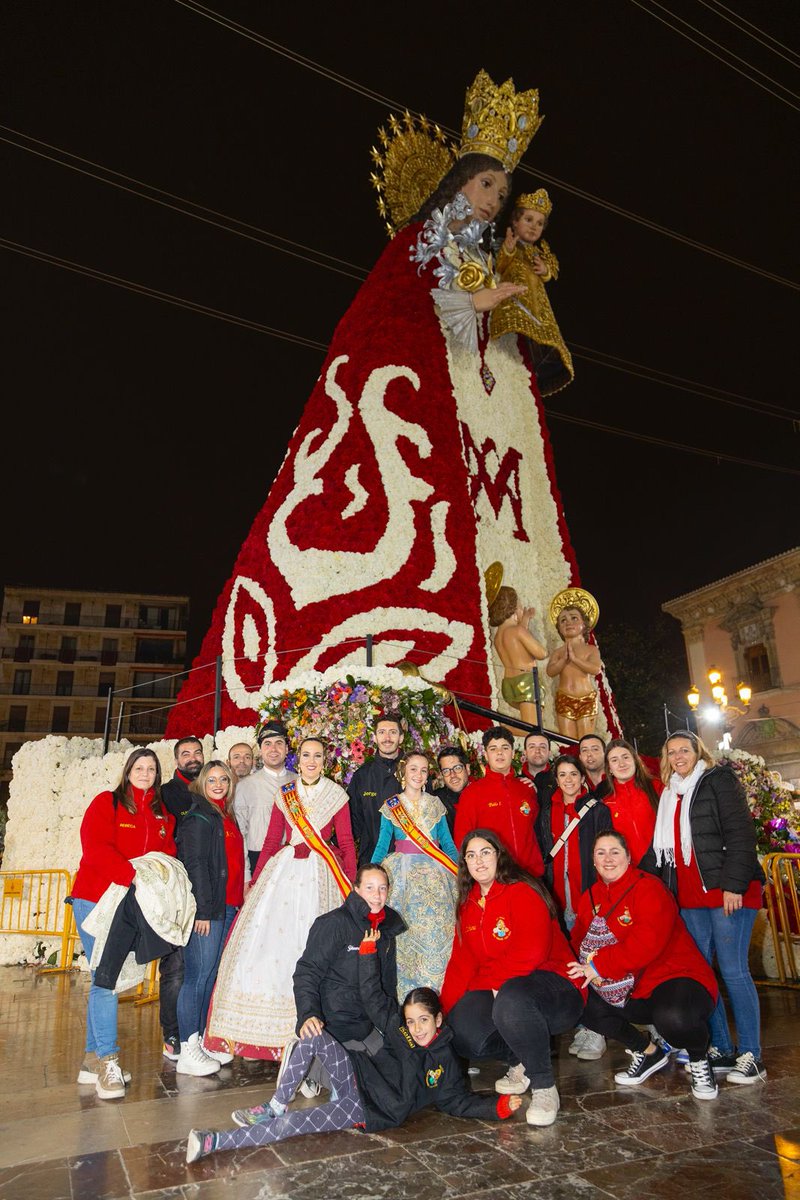 Falla374's tweet image. 🌺 VISITAR A LA MARETA

Y después de cada Cremà, una nueva “ofrenda”, pero ya más íntima: La de nuestros representantes y hallegados a la Mare de Déu, en su plaza donde reina soberana 👑 y donde unas horas antes hemos caminado con tanta emoción ❤️