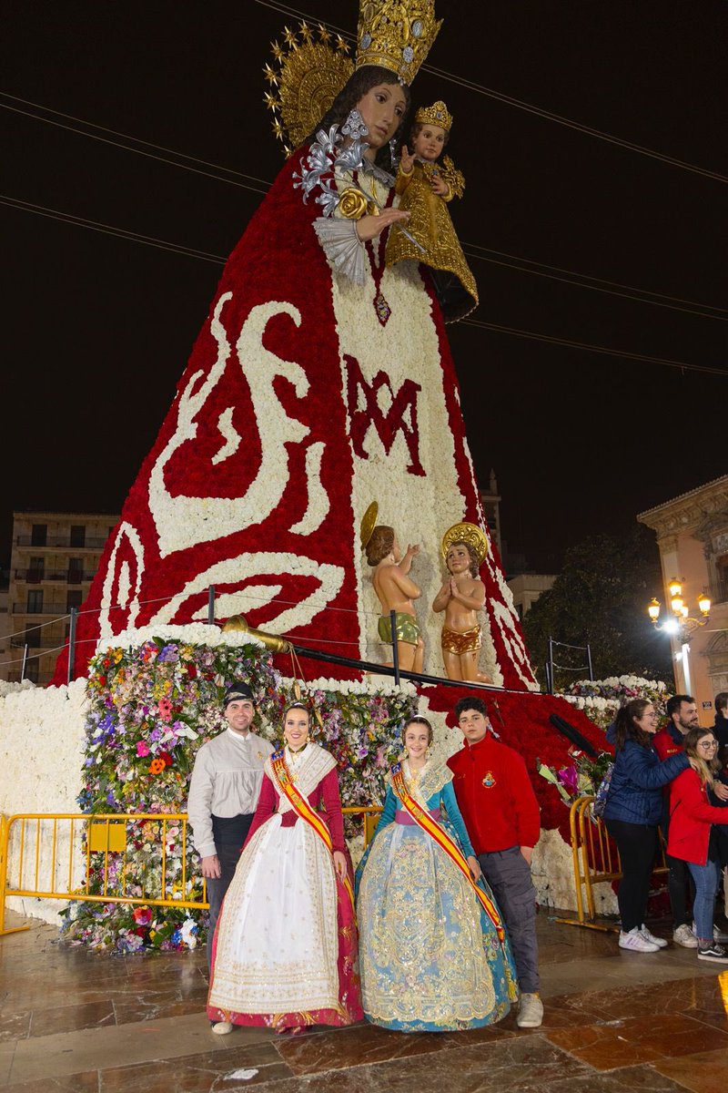 Falla374's tweet image. 🌺 VISITAR A LA MARETA

Y después de cada Cremà, una nueva “ofrenda”, pero ya más íntima: La de nuestros representantes y hallegados a la Mare de Déu, en su plaza donde reina soberana 👑 y donde unas horas antes hemos caminado con tanta emoción ❤️