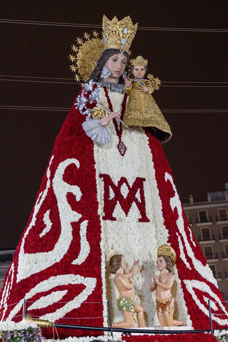 Falla374's tweet image. 🌺 VISITAR A LA MARETA

Y después de cada Cremà, una nueva “ofrenda”, pero ya más íntima: La de nuestros representantes y hallegados a la Mare de Déu, en su plaza donde reina soberana 👑 y donde unas horas antes hemos caminado con tanta emoción ❤️