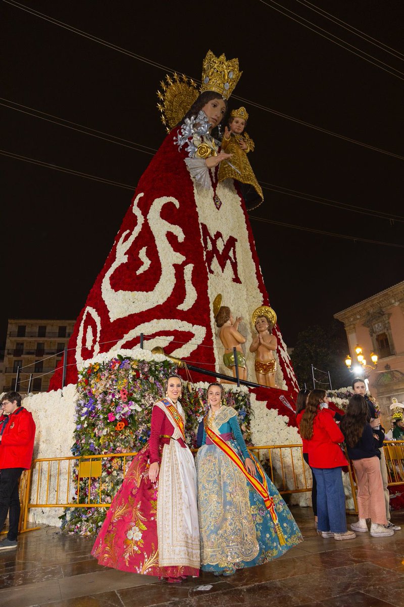 Falla374's tweet image. 🌺 VISITAR A LA MARETA

Y después de cada Cremà, una nueva “ofrenda”, pero ya más íntima: La de nuestros representantes y hallegados a la Mare de Déu, en su plaza donde reina soberana 👑 y donde unas horas antes hemos caminado con tanta emoción ❤️
