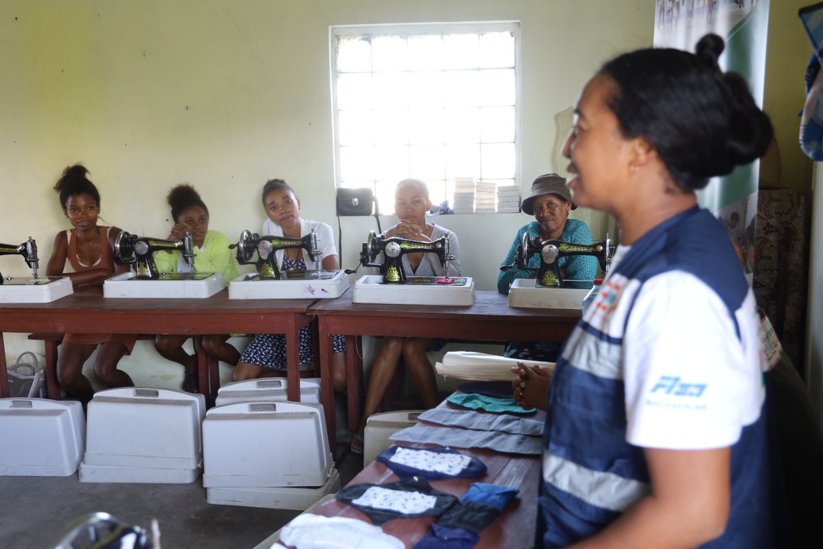 UNFPAMadagascar's tweet photo. #DYK, a woman throws away an average of 10,000 sanitary pads during her menstrual life?

📸At @UNFPA, we promote sustainable menstrual habits by encouraging women &amp; girls to use washable sanitary pads in order to preserve the environment.

#MenstrualHygiene 
#WorldWeatherDay https://t.co/XurOdvpWAN