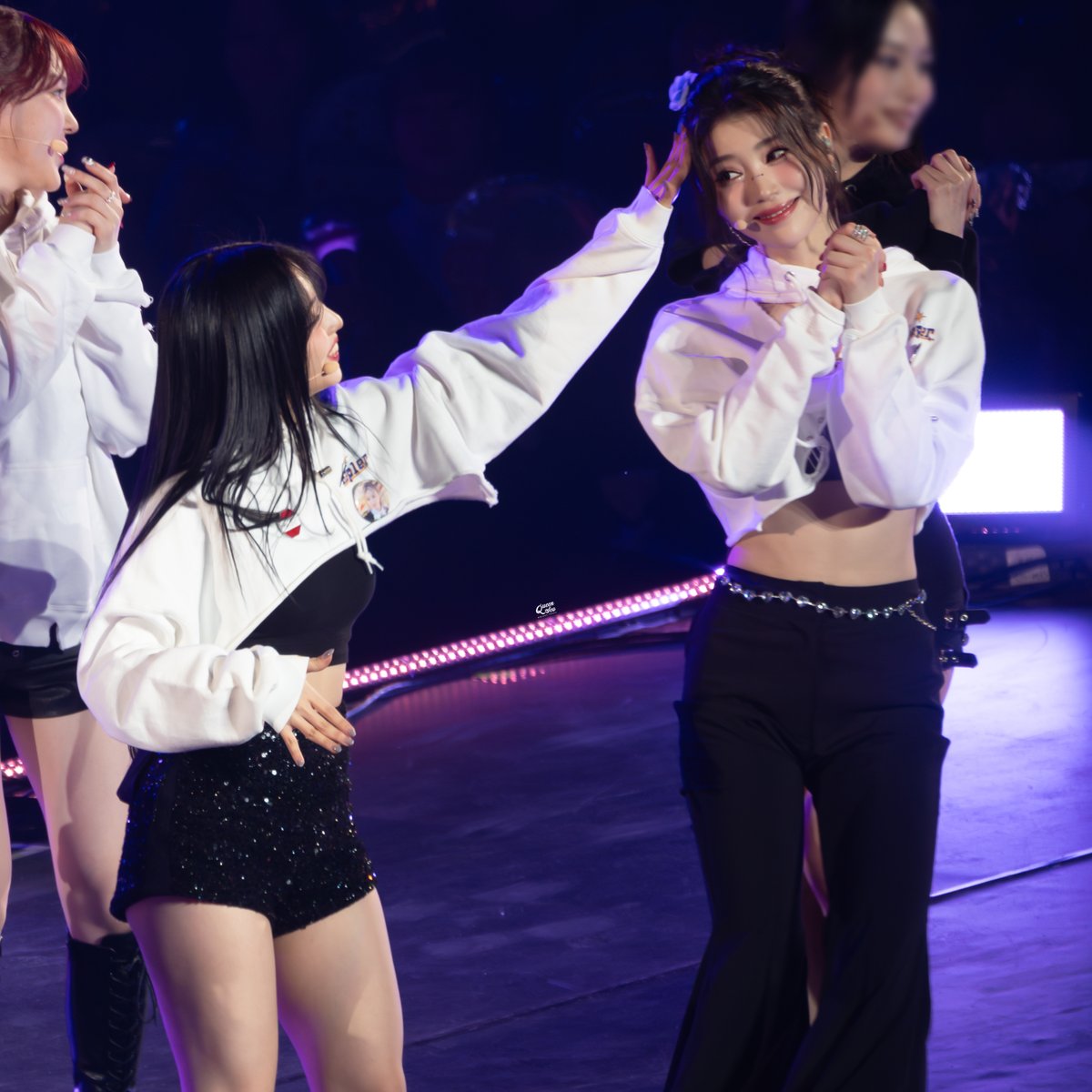 240303 Kep1er JAPAN FAN CONCERT 2024 <𝑭𝑳𝒀-𝑯𝑰𝑮𝑯>  

예서야 뭐하니..? ㅋㅋㅋ 🤣💕💕
(お姉さん、ステージが上手いね)

#케플러 #Kep1er #강예서 #예서 #Yeseo #イェソ
#샤오팅 #XIAOTING #沈小婷 #シャオティン