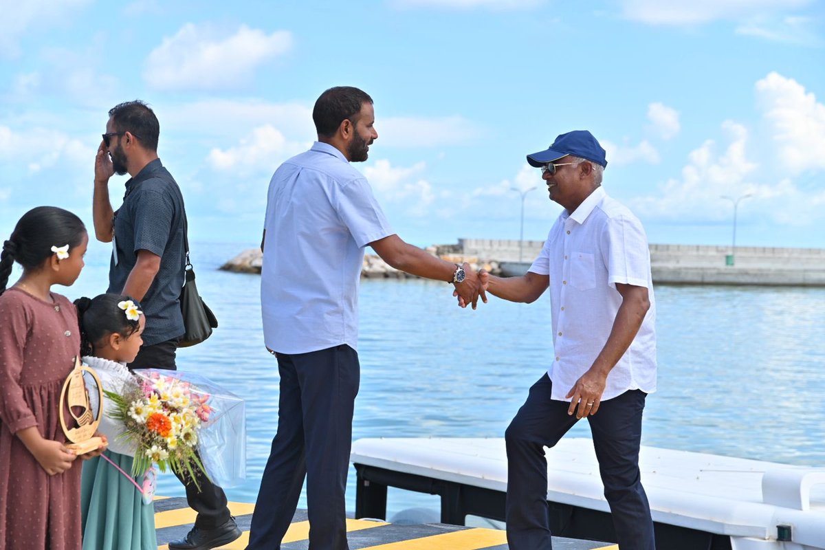 ShahuuRiza's tweet photo. މަޖިލިސް20 ހއ.އިހަވަންދޫ ދާއިރާއަށް ވާދަކުރައްވާ އެމްޑީޕީގެ ކެންޑިޑޭޓް @MoamedArif ގެ ކެންޕެއިނަށް ރައީސް @ibusolih ހއ.އިހަވަންދޫއަށް ވަޑައިގަންނަވައިފި.

މިސްރާބު ހަމަ މަގަށް އެޅުވުމަށް ހއ.އިހަވަންދޫ ދާއިރާއަށް ވާދަކުރައްވާ އެމްޑީޕީގެ ކެންޑިޑޭޓް މުޙައްމަދު ޢާރިފް   1⃣ ✅ އަށް ވޯޓް ދެއްވާ!  ⚖️ 

  #VoteMDP
  #MisraabuHamaMagah