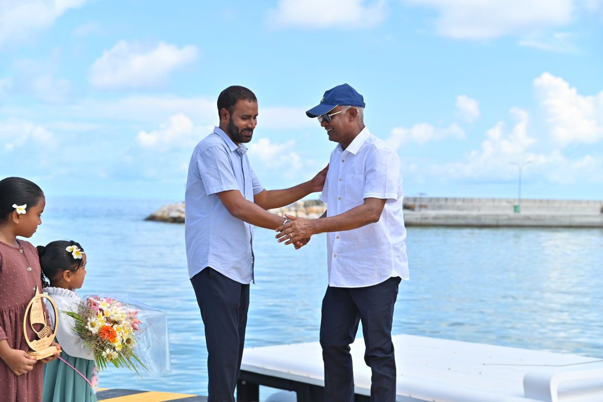 ShahuuRiza's tweet photo. މަޖިލިސް20 ހއ.އިހަވަންދޫ ދާއިރާއަށް ވާދަކުރައްވާ އެމްޑީޕީގެ ކެންޑިޑޭޓް @MoamedArif ގެ ކެންޕެއިނަށް ރައީސް @ibusolih ހއ.އިހަވަންދޫއަށް ވަޑައިގަންނަވައިފި.

މިސްރާބު ހަމަ މަގަށް އެޅުވުމަށް ހއ.އިހަވަންދޫ ދާއިރާއަށް ވާދަކުރައްވާ އެމްޑީޕީގެ ކެންޑިޑޭޓް މުޙައްމަދު ޢާރިފް   1⃣ ✅ އަށް ވޯޓް ދެއްވާ!  ⚖️ 

  #VoteMDP
  #MisraabuHamaMagah