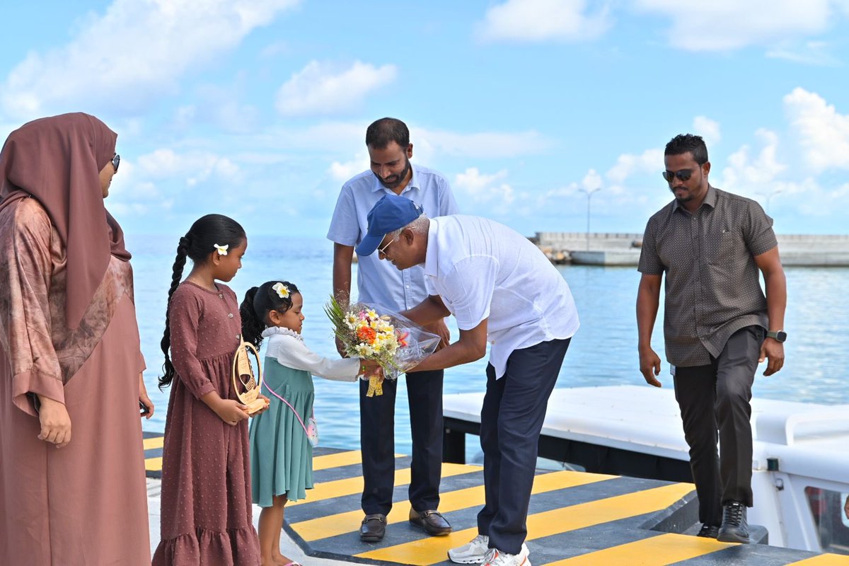 ShahuuRiza's tweet photo. މަޖިލިސް20 ހއ.އިހަވަންދޫ ދާއިރާއަށް ވާދަކުރައްވާ އެމްޑީޕީގެ ކެންޑިޑޭޓް @MoamedArif ގެ ކެންޕެއިނަށް ރައީސް @ibusolih ހއ.އިހަވަންދޫއަށް ވަޑައިގަންނަވައިފި.

މިސްރާބު ހަމަ މަގަށް އެޅުވުމަށް ހއ.އިހަވަންދޫ ދާއިރާއަށް ވާދަކުރައްވާ އެމްޑީޕީގެ ކެންޑިޑޭޓް މުޙައްމަދު ޢާރިފް   1⃣ ✅ އަށް ވޯޓް ދެއްވާ!  ⚖️ 

  #VoteMDP
  #MisraabuHamaMagah
