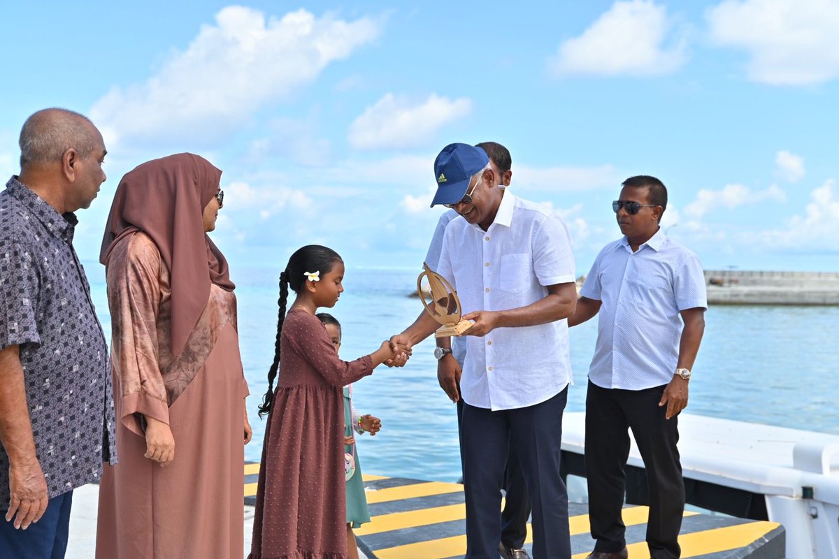 ShahuuRiza's tweet photo. މަޖިލިސް20 ހއ.އިހަވަންދޫ ދާއިރާއަށް ވާދަކުރައްވާ އެމްޑީޕީގެ ކެންޑިޑޭޓް @MoamedArif ގެ ކެންޕެއިނަށް ރައީސް @ibusolih ހއ.އިހަވަންދޫއަށް ވަޑައިގަންނަވައިފި.

މިސްރާބު ހަމަ މަގަށް އެޅުވުމަށް ހއ.އިހަވަންދޫ ދާއިރާއަށް ވާދަކުރައްވާ އެމްޑީޕީގެ ކެންޑިޑޭޓް މުޙައްމަދު ޢާރިފް   1⃣ ✅ އަށް ވޯޓް ދެއްވާ!  ⚖️ 

  #VoteMDP
  #MisraabuHamaMagah