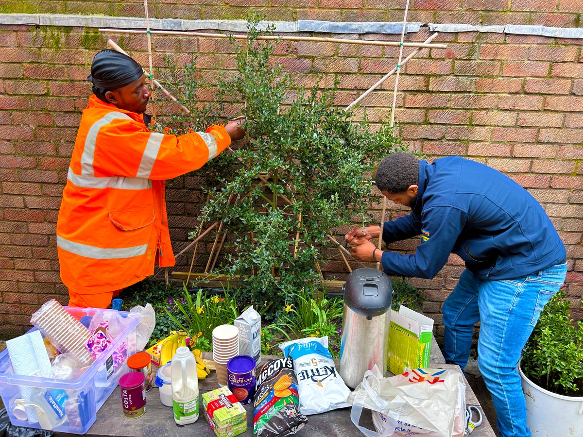 ColasRailUK's tweet photo. π±#WeCareWednesday Laying The Ground Work For Green Spaces
π€ SRSA's #TeamOOC worked with local charity, @groundworkuk on a volunteering day
β»οΈ Repurposing materials, the team completed some essential maintenance & planted new trees
π Thank you all
#ColasRailShares https://t.co/g4iKijrvw3