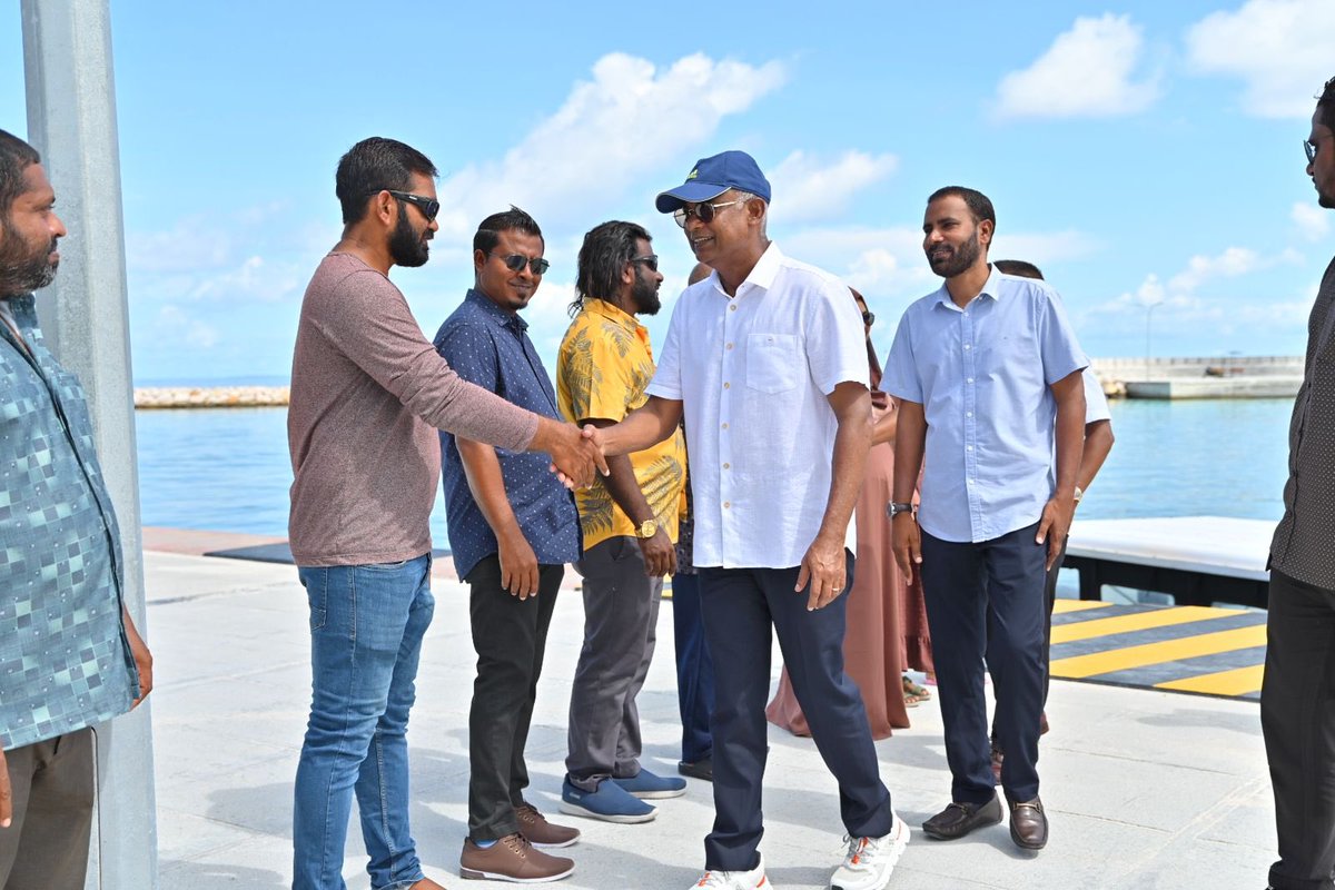 ShahuuRiza's tweet photo. މަޖިލިސް20 ހއ.އިހަވަންދޫ ދާއިރާއަށް ވާދަކުރައްވާ އެމްޑީޕީގެ ކެންޑިޑޭޓް @MoamedArif ގެ ކެންޕެއިނަށް ރައީސް @ibusolih ހއ.އިހަވަންދޫއަށް ވަޑައިގަންނަވައިފި.

މިސްރާބު ހަމަ މަގަށް އެޅުވުމަށް ހއ.އިހަވަންދޫ ދާއިރާއަށް ވާދަކުރައްވާ އެމްޑީޕީގެ ކެންޑިޑޭޓް މުޙައްމަދު ޢާރިފް   1⃣ ✅ އަށް ވޯޓް ދެއްވާ!  ⚖️ 

  #VoteMDP
  #MisraabuHamaMagah