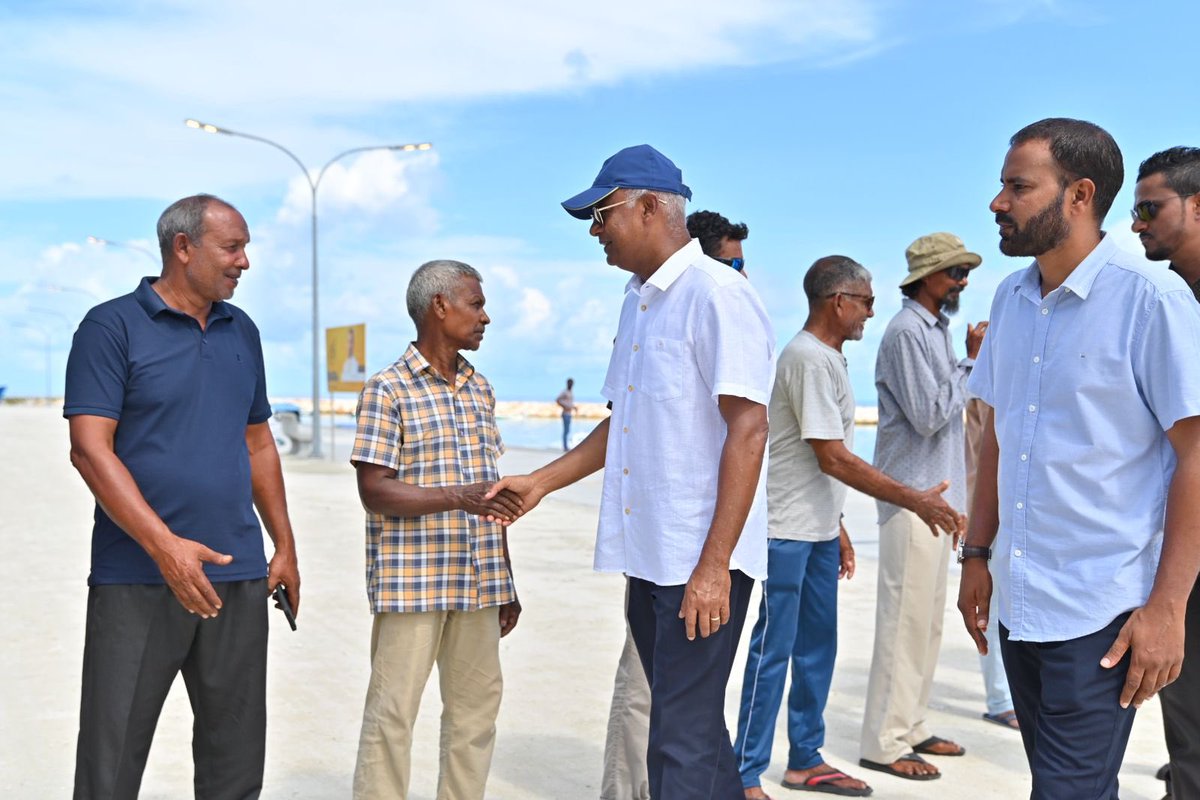 ShahuuRiza's tweet photo. މަޖިލިސް20 ހއ.އިހަވަންދޫ ދާއިރާއަށް ވާދަކުރައްވާ އެމްޑީޕީގެ ކެންޑިޑޭޓް @MoamedArif ގެ ކެންޕެއިނަށް ރައީސް @ibusolih ހއ.އިހަވަންދޫއަށް ވަޑައިގަންނަވައިފި.

މިސްރާބު ހަމަ މަގަށް އެޅުވުމަށް ހއ.އިހަވަންދޫ ދާއިރާއަށް ވާދަކުރައްވާ އެމްޑީޕީގެ ކެންޑިޑޭޓް މުޙައްމަދު ޢާރިފް   1⃣ ✅ އަށް ވޯޓް ދެއްވާ!  ⚖️ 

  #VoteMDP
  #MisraabuHamaMagah