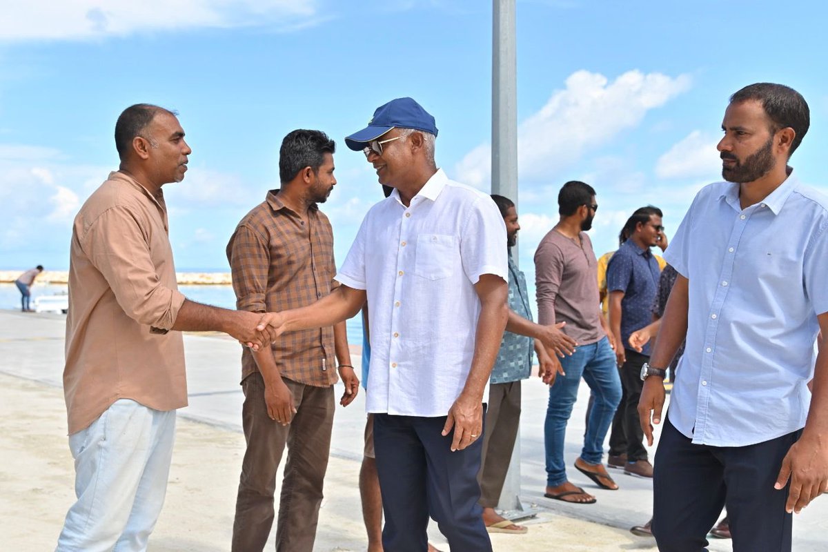 ShahuuRiza's tweet photo. މަޖިލިސް20 ހއ.އިހަވަންދޫ ދާއިރާއަށް ވާދަކުރައްވާ އެމްޑީޕީގެ ކެންޑިޑޭޓް @MoamedArif ގެ ކެންޕެއިނަށް ރައީސް @ibusolih ހއ.އިހަވަންދޫއަށް ވަޑައިގަންނަވައިފި.

މިސްރާބު ހަމަ މަގަށް އެޅުވުމަށް ހއ.އިހަވަންދޫ ދާއިރާއަށް ވާދަކުރައްވާ އެމްޑީޕީގެ ކެންޑިޑޭޓް މުޙައްމަދު ޢާރިފް   1⃣ ✅ އަށް ވޯޓް ދެއްވާ!  ⚖️ 

  #VoteMDP
  #MisraabuHamaMagah