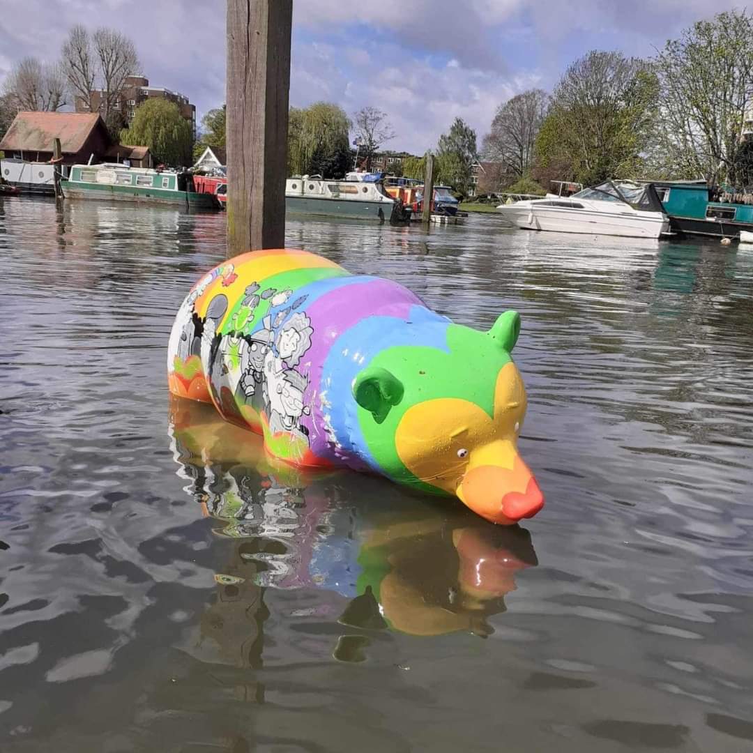 someone threw this bear sculpture (which is part of a public art trail) into the thames in kingston and i'm crying look at this photo, look at its face omg 😭😭😭😭