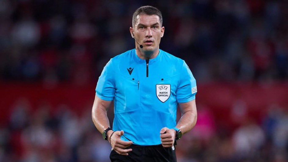 Poco se habla de las ganas que nos tenía este señor eh 

Roja a Araujo 
Roja a Xavi 
Roja al asistente 
Penalti en contra 
Desestabiliza a Ter Stegen durante el penalti 
No fue al VAR en ninguna ocasión oara revisar las jugadas en contra 

Un poco más y me saca la amarilla a mí