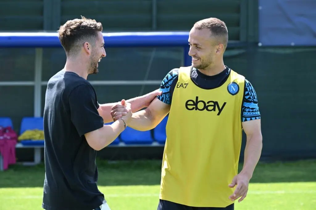 A Castelvolturno insieme alla squadra 💙😍🥰

#driesmertens 

#ciromertens 

#mertens