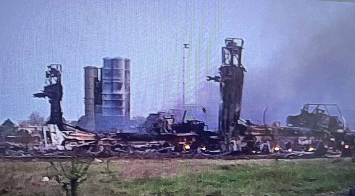 An image of the alleged consequences of the attack on Dzhankoy air base in occupied Crimea overnight emerged. Reportedly 3 S-400 launchers and a radar were destroyed. In addition it is reported that 2 S-300 launchers and premises that held anti-aircraft missiles as well as…