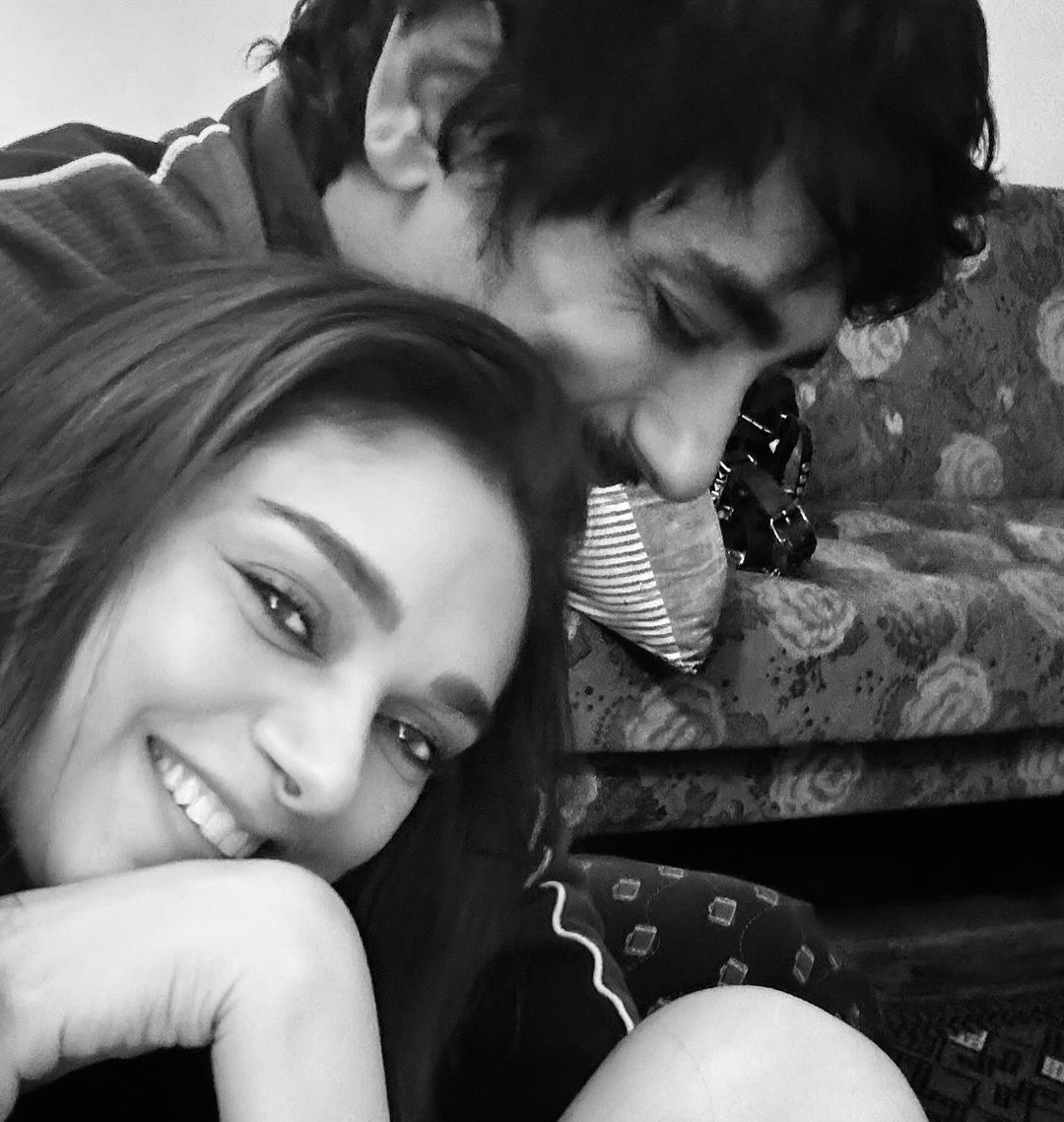 #AditiRaoHydari drops these lovely clicks wishing her manicorn #Siddharth on his birthday!! 🖤🤍

@aditiraohydari #HBDSiddharth #TeluguFilmNagar