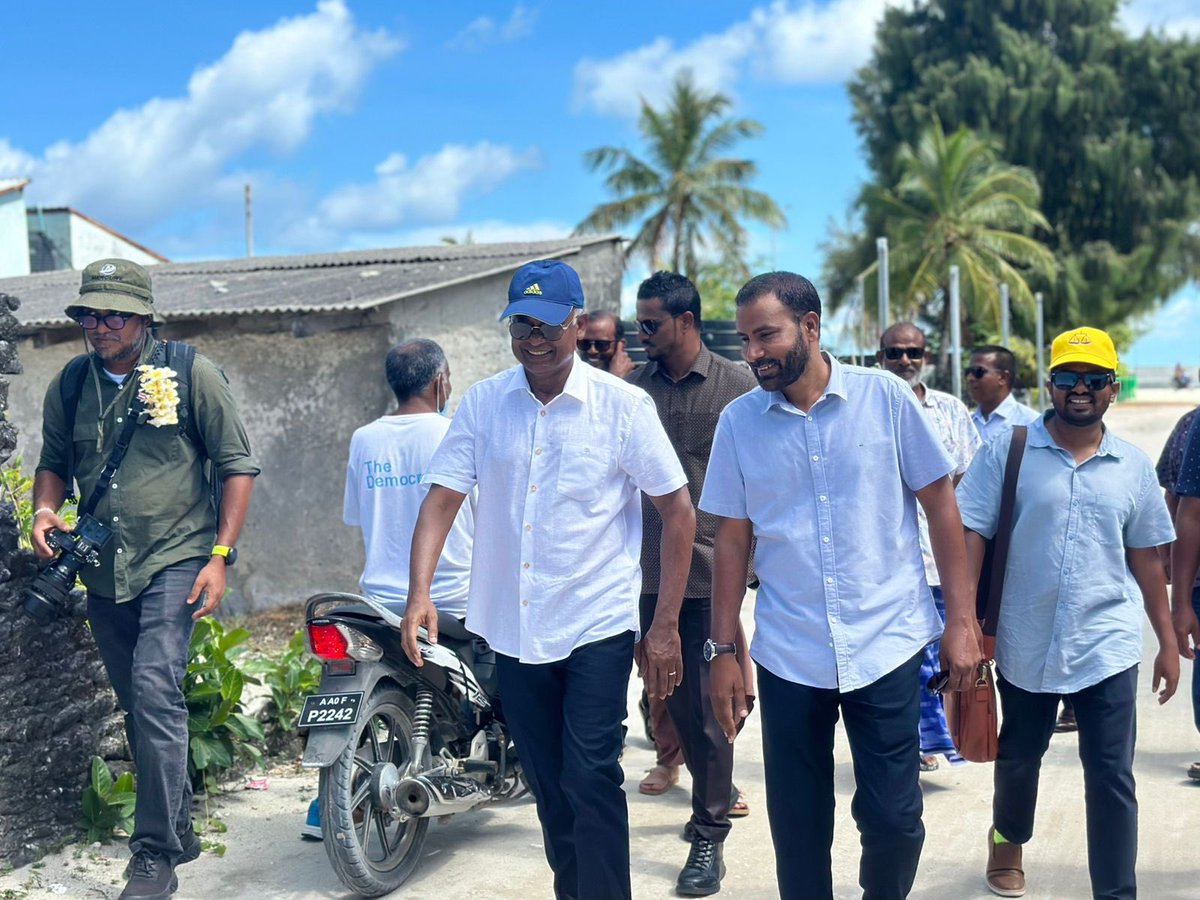 ShahuuRiza's tweet photo. މަޖިލިސް20 ހއ.އިހަވަންދޫ ދާއިރާއަށް ވާދަކުރައްވާ އެމްޑީޕީގެ ކެންޑިޑޭޓް @MoamedArif ގެ ކެންޕެއިނަށް ރައީސް @ibusolih ހއ.އިހަވަންދޫއަށް ވަޑައިގަންނަވައިފި.

މިސްރާބު ހަމަ މަގަށް އެޅުވުމަށް ހއ.އިހަވަންދޫ ދާއިރާއަށް ވާދަކުރައްވާ އެމްޑީޕީގެ ކެންޑިޑޭޓް މުޙައްމަދު ޢާރިފް   1⃣ ✅ އަށް ވޯޓް ދެއްވާ!  ⚖️ 

  #VoteMDP
  #MisraabuHamaMagah