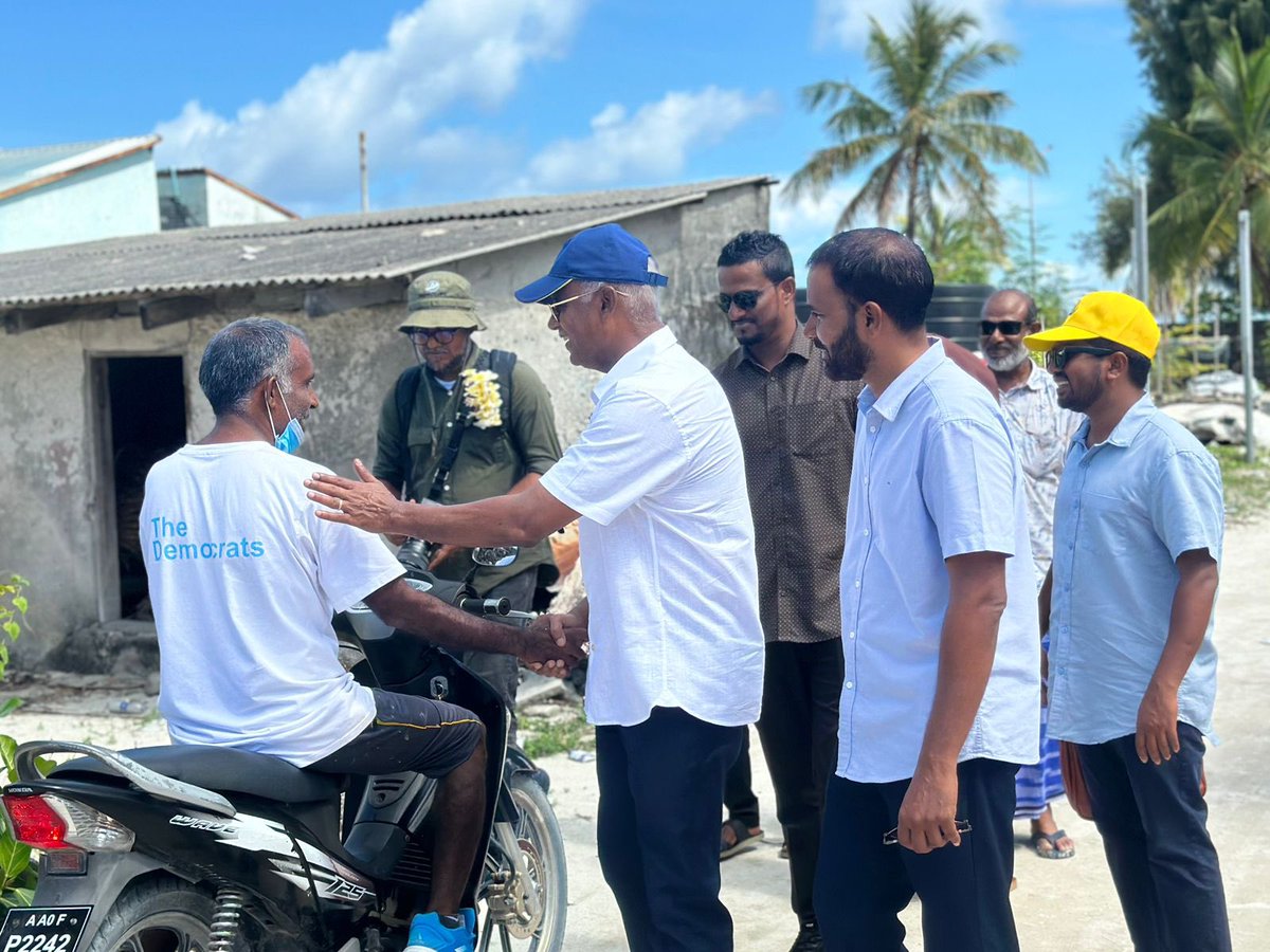 ShahuuRiza's tweet photo. މަޖިލިސް20 ހއ.އިހަވަންދޫ ދާއިރާއަށް ވާދަކުރައްވާ އެމްޑީޕީގެ ކެންޑިޑޭޓް @MoamedArif ގެ ކެންޕެއިނަށް ރައީސް @ibusolih ހއ.އިހަވަންދޫއަށް ވަޑައިގަންނަވައިފި.

މިސްރާބު ހަމަ މަގަށް އެޅުވުމަށް ހއ.އިހަވަންދޫ ދާއިރާއަށް ވާދަކުރައްވާ އެމްޑީޕީގެ ކެންޑިޑޭޓް މުޙައްމަދު ޢާރިފް   1⃣ ✅ އަށް ވޯޓް ދެއްވާ!  ⚖️ 

  #VoteMDP
  #MisraabuHamaMagah