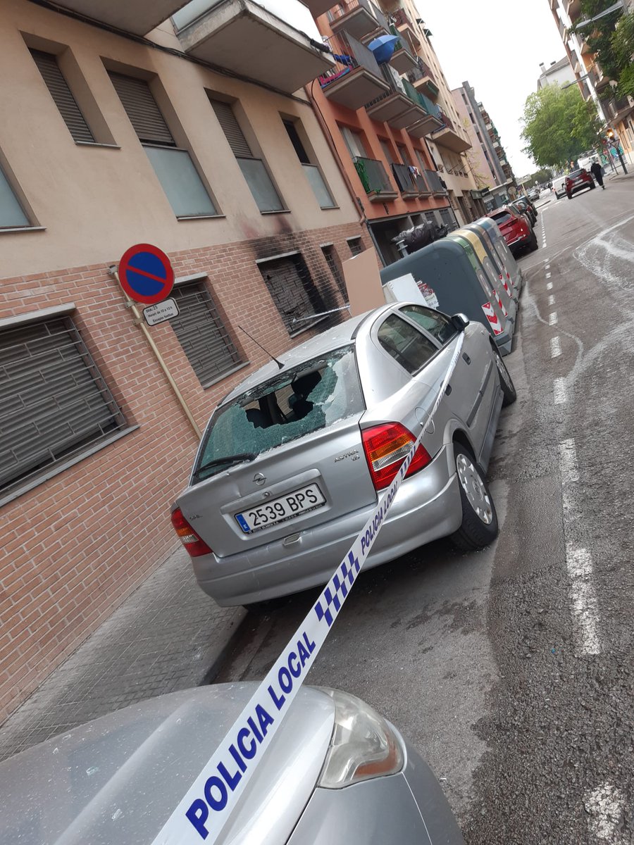 ⚠️ Esta madrugada en el bloque okupado que no paramos de denunciar. 

Ya ha siendo hora que el DESgobierno haga algo, antes que alguien sufra daños.

No se puede normalizar tener que aguantar okupas conflictivos y delincuentes, de ninguna forma. #EnDefensaPropia 🇪🇦