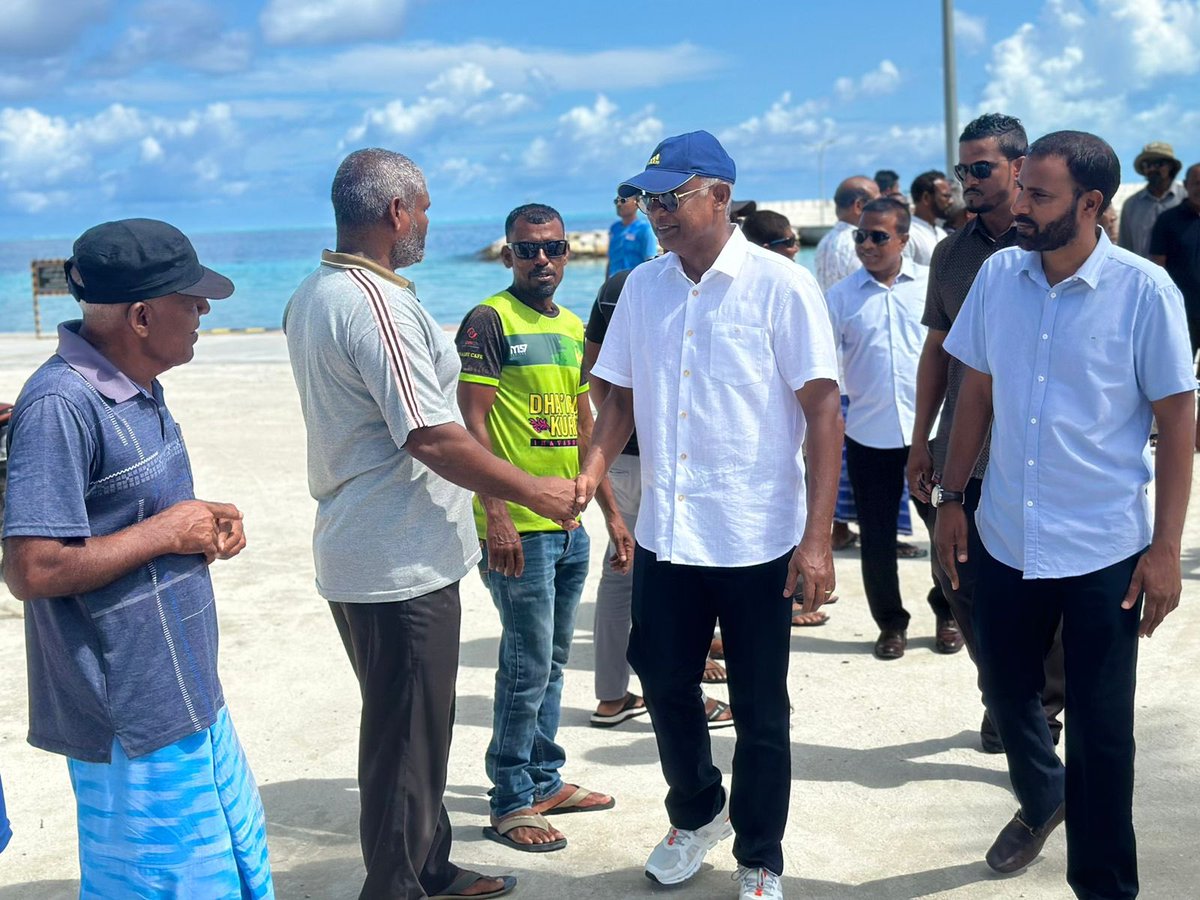 ShahuuRiza's tweet photo. މަޖިލިސް20 ހއ.އިހަވަންދޫ ދާއިރާއަށް ވާދަކުރައްވާ އެމްޑީޕީގެ ކެންޑިޑޭޓް @MoamedArif ގެ ކެންޕެއިނަށް ރައީސް @ibusolih ހއ.އިހަވަންދޫއަށް ވަޑައިގަންނަވައިފި.

މިސްރާބު ހަމަ މަގަށް އެޅުވުމަށް ހއ.އިހަވަންދޫ ދާއިރާއަށް ވާދަކުރައްވާ އެމްޑީޕީގެ ކެންޑިޑޭޓް މުޙައްމަދު ޢާރިފް   1⃣ ✅ އަށް ވޯޓް ދެއްވާ!  ⚖️ 

  #VoteMDP
  #MisraabuHamaMagah