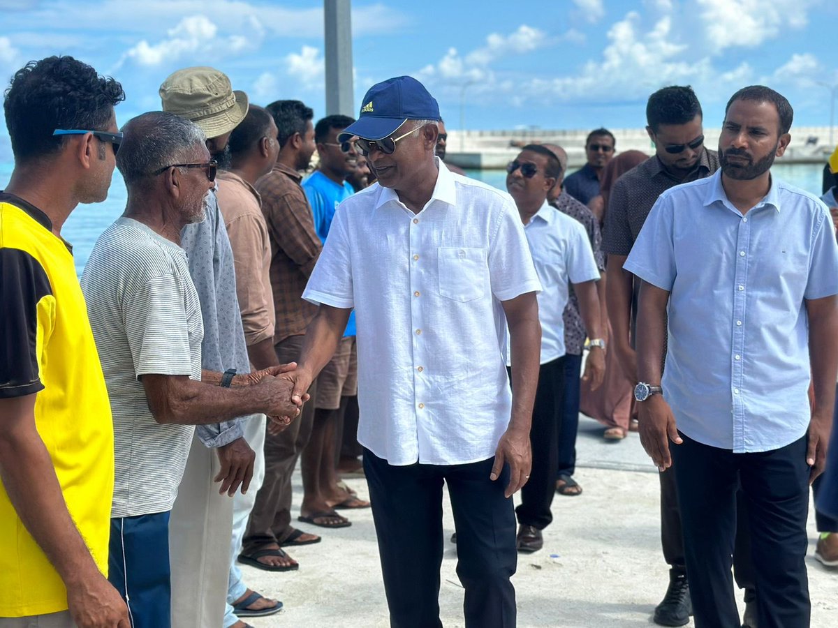 ShahuuRiza's tweet photo. މަޖިލިސް20 ހއ.އިހަވަންދޫ ދާއިރާއަށް ވާދަކުރައްވާ އެމްޑީޕީގެ ކެންޑިޑޭޓް @MoamedArif ގެ ކެންޕެއިނަށް ރައީސް @ibusolih ހއ.އިހަވަންދޫއަށް ވަޑައިގަންނަވައިފި.

މިސްރާބު ހަމަ މަގަށް އެޅުވުމަށް ހއ.އިހަވަންދޫ ދާއިރާއަށް ވާދަކުރައްވާ އެމްޑީޕީގެ ކެންޑިޑޭޓް މުޙައްމަދު ޢާރިފް   1⃣ ✅ އަށް ވޯޓް ދެއްވާ!  ⚖️ 

  #VoteMDP
  #MisraabuHamaMagah