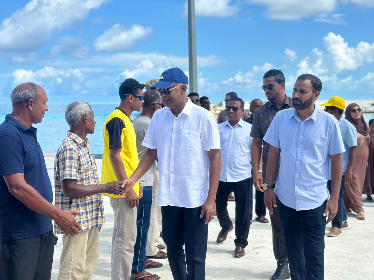 ShahuuRiza's tweet photo. މަޖިލިސް20 ހއ.އިހަވަންދޫ ދާއިރާއަށް ވާދަކުރައްވާ އެމްޑީޕީގެ ކެންޑިޑޭޓް @MoamedArif ގެ ކެންޕެއިނަށް ރައީސް @ibusolih ހއ.އިހަވަންދޫއަށް ވަޑައިގަންނަވައިފި.

މިސްރާބު ހަމަ މަގަށް އެޅުވުމަށް ހއ.އިހަވަންދޫ ދާއިރާއަށް ވާދަކުރައްވާ އެމްޑީޕީގެ ކެންޑިޑޭޓް މުޙައްމަދު ޢާރިފް   1⃣ ✅ އަށް ވޯޓް ދެއްވާ!  ⚖️ 

  #VoteMDP
  #MisraabuHamaMagah