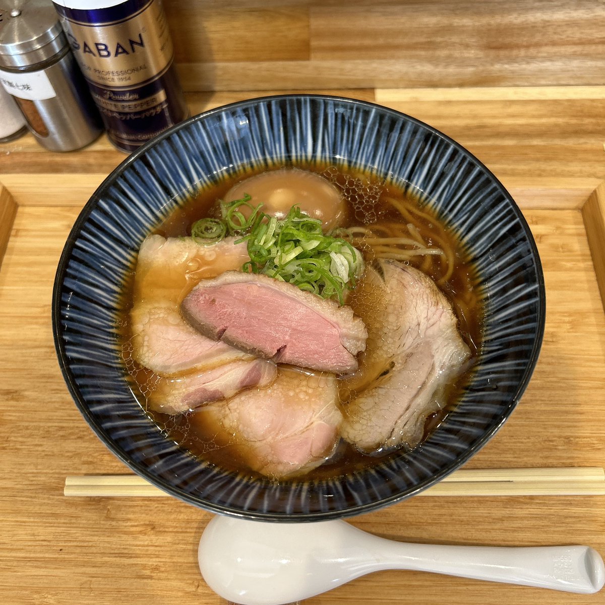 satopure's tweet photo. ハちゃんラーメンの特製醤油
今日は休暇取得して用事を済ませた後にこちらまで
平日14時なので空いているかなと思ったら土曜より混んでた😨
#ハちゃんラーメン #大門 https://t.co/lMKTfakUYz