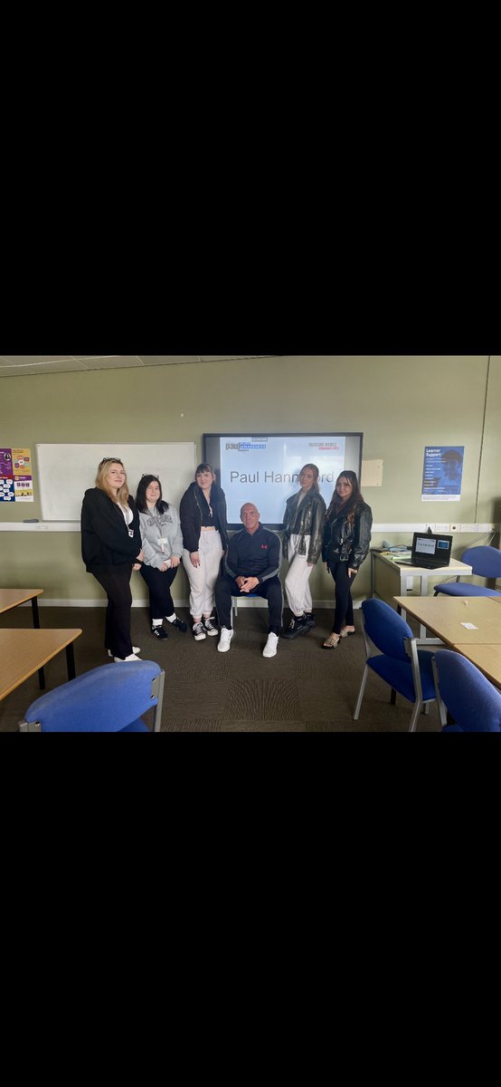 @hullcollegegrp wonderful morning with some students at hull college 👫 who are studying health & social care criminology & public services giving them a talk on addiction 💉 knife 🔪 crime county line gangs & anti social behaviour #wecare ❤️😊