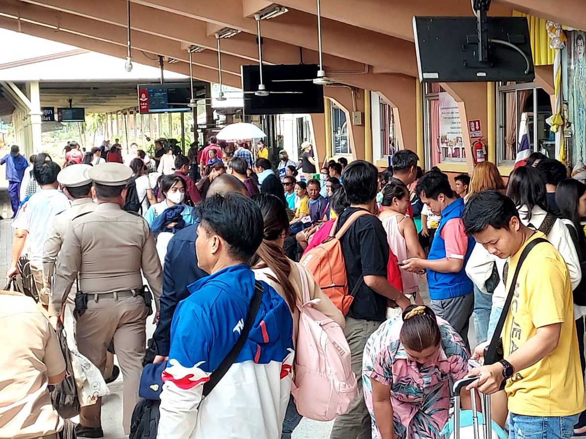 About 6.55 million people used trains to travel around Bangkok, to other destinations and back to the capital during the six-day Songkran period, an increase of 21.22% percent over the same period last year, according to the Department of Rail Transport.

793,018 people used