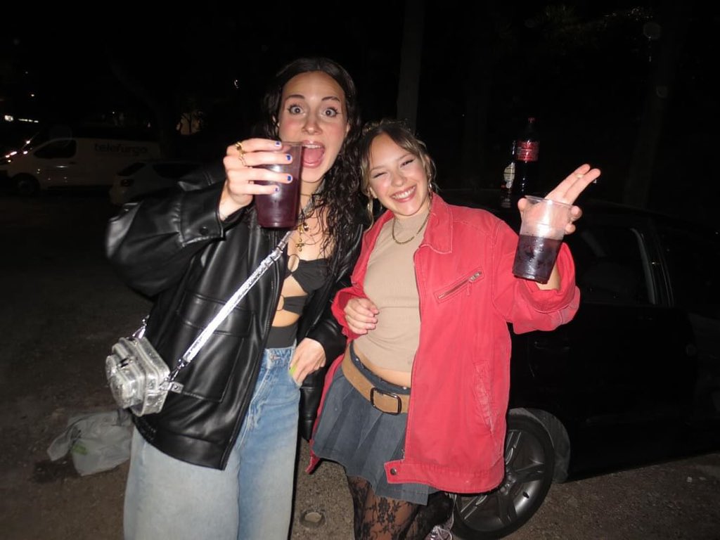 carkashhh's tweet photo. Holii somos 2chicas q estudiamos en malaga en el ejido, tenemos un pisazoo para el año q viene con 2 terrazas al lado de la uni precioso🌷, buscamos compañer@ con el q estemos agusto 💞💞💞💘💖
Si te interesa diiinos x ig a @carl0pulgar o @paulaverduu 
(se agradece diffusioon) https://t.co/1p4QKkEQpL