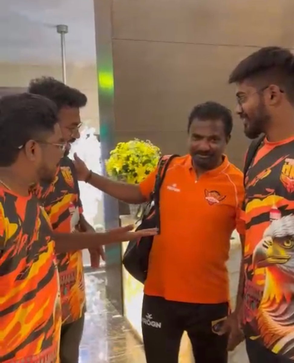 Orangearmyforvr's tweet photo. Happy Birthday Muthiah Muralidharan sir π§‘
Your support to #OrangeArmy means a ton π―
Your life is such a great inspiration π§‘
.
#OrangeArmy #Muralid https://t.co/AGHPWZsQwS