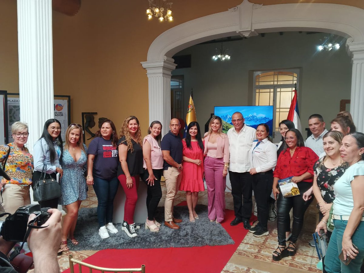 SanCristobalSA's tweet photo. Destino #Cuba🇨🇺 como #PatrimonioVivo en la región, fue presentado por @Guerrerotony161 a turoperadores y agencias de viajes de la hermana #Venezuela🇻🇪. @SanCristobalSA es líder en turismo histórico-patrimonial y receptivo oficial de las Ciudades Patrimoniales de la isla. https://t.co/CdDOKhjkJx
