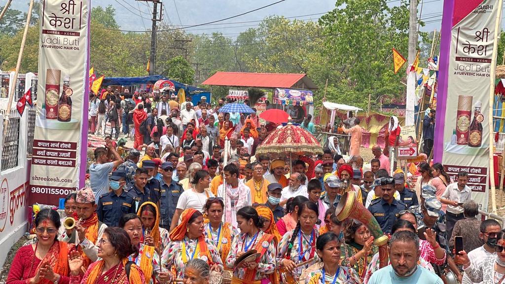 आज श्री पिण्डेश्वर पूर्ण महाकुम्भ मेला तथा श्री रामनवमीको पावन अवसरमा नेपालका प्रथम जगतगुरु बालसन्त मोहनशरण देवाचार्य र अन्य सन्तजनका साथ महाकुम्भ स्नान गर्न पाउँदा हर्षित छु। सबैको जय होस्।