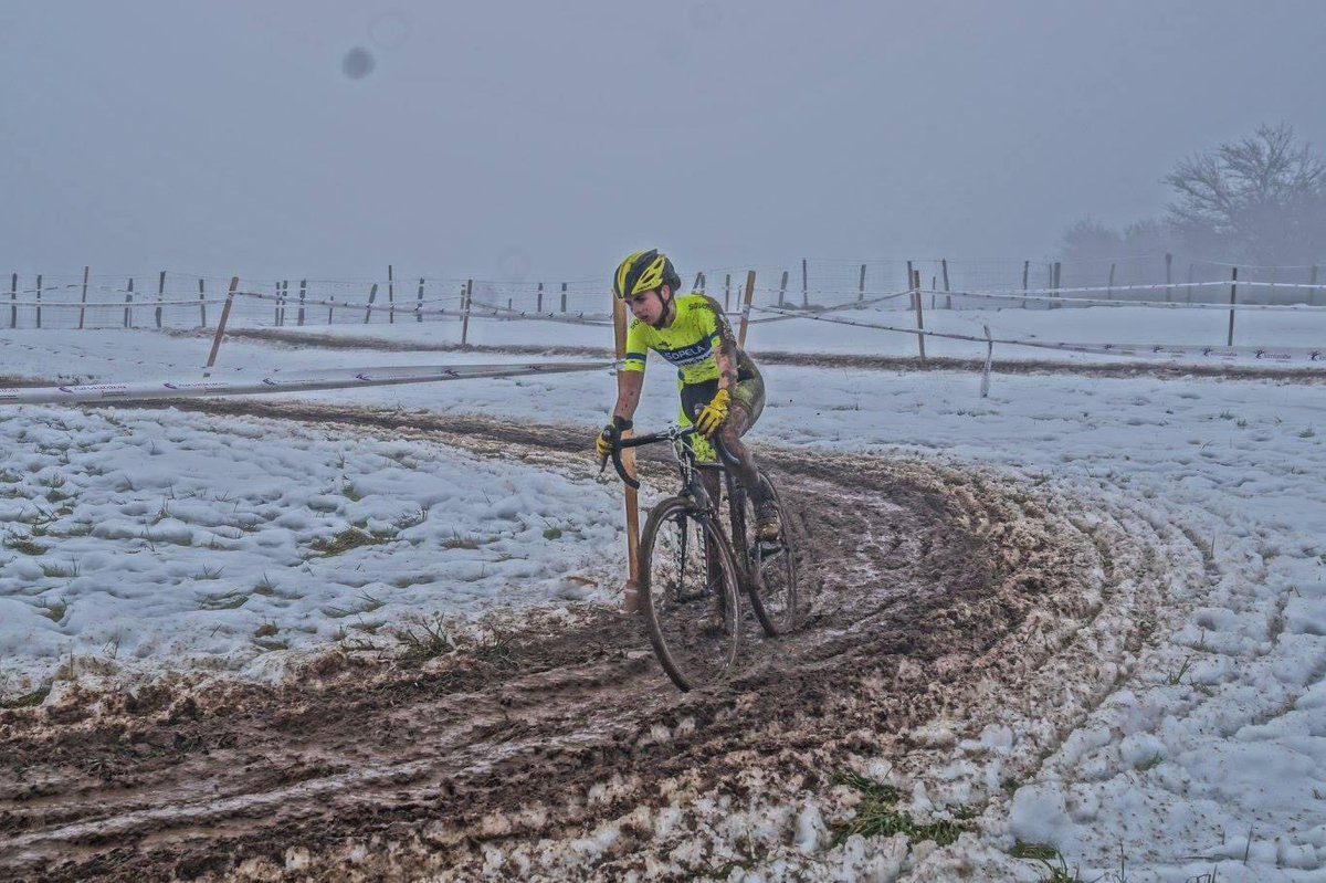 anderebasterraa's tweet image. Gaur Alpeetako Tourrean denboraldiko egunik hotzena bizitzen ari dira, antolatzaileek partekatutako datuen arabera. Honi erreferentzia eginez, bizikleta gainean hotz handiena pasa dudan eguneko argazki bat 🥶
#TofA #TouroftheAlps