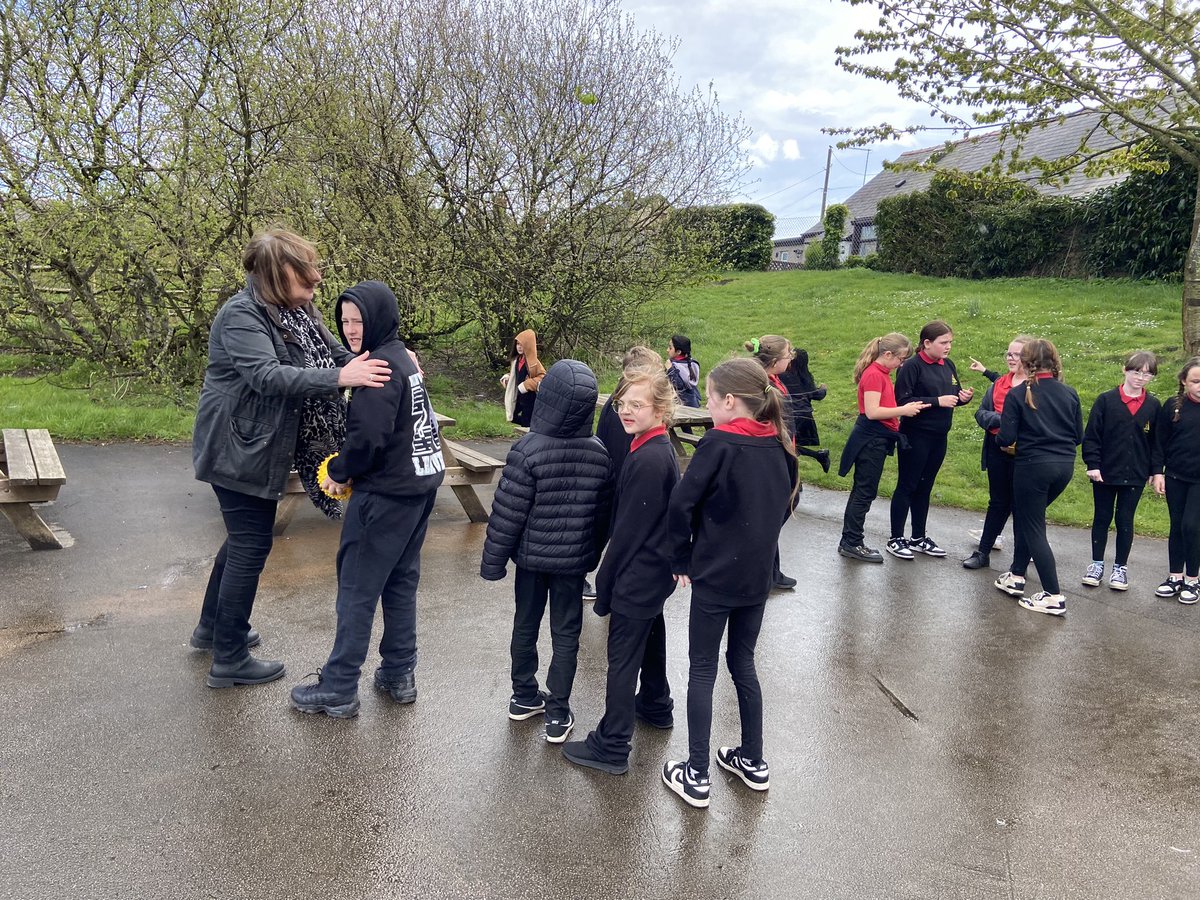 MrsSarahThomas1's tweet photo. Criw Cymraeg and Playmakers are learning some Welsh playground games with Mrs Jones @MaesYMynydd https://t.co/k1yy0sl6hZ