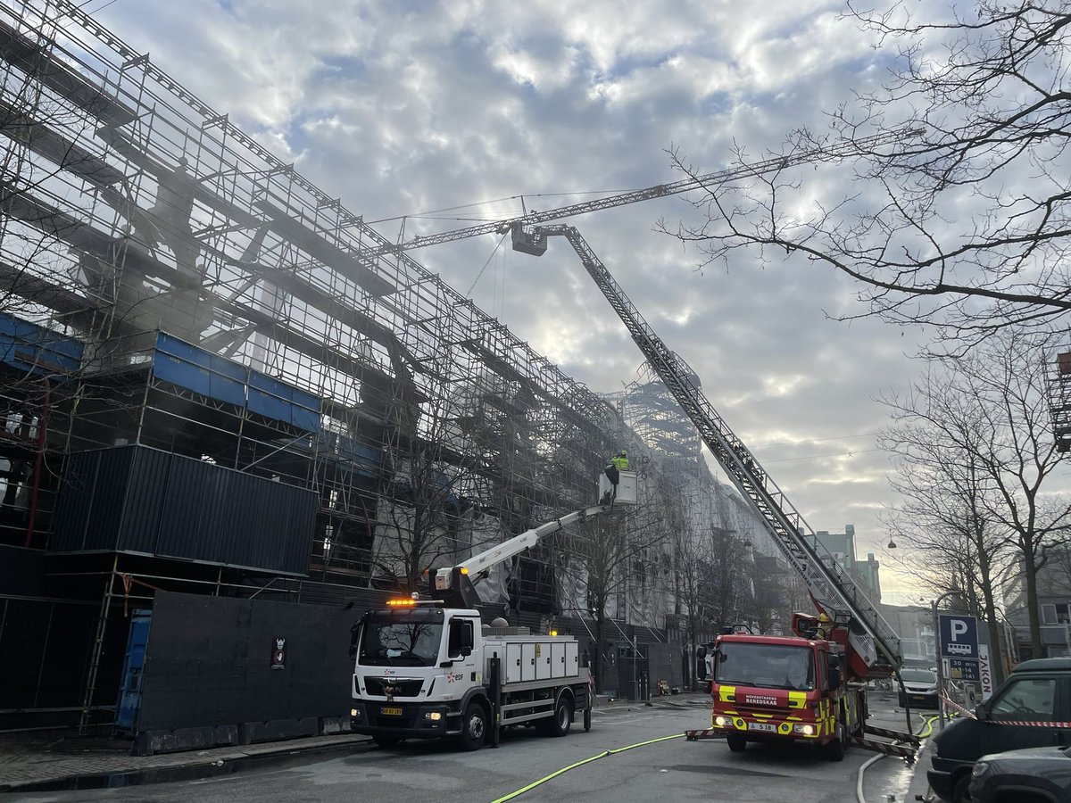 HBeredskab's tweet photo. Arbejdet omkring #børsen fortsætter og vil vare henover aften og nat. Vi slukker fortsat i den brandramte del og sikrer inventar i den uskadte del af bygningen. De fritstående ydermure sikres, så de ikke vælter og ødelægges. Det arbejde er omfattende og kræver en stor mængde materiel.